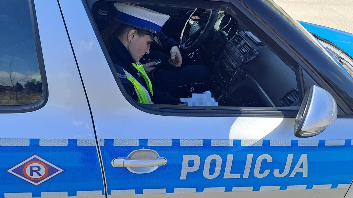 Policja sprawdzała kierowców, czy używają telefonów