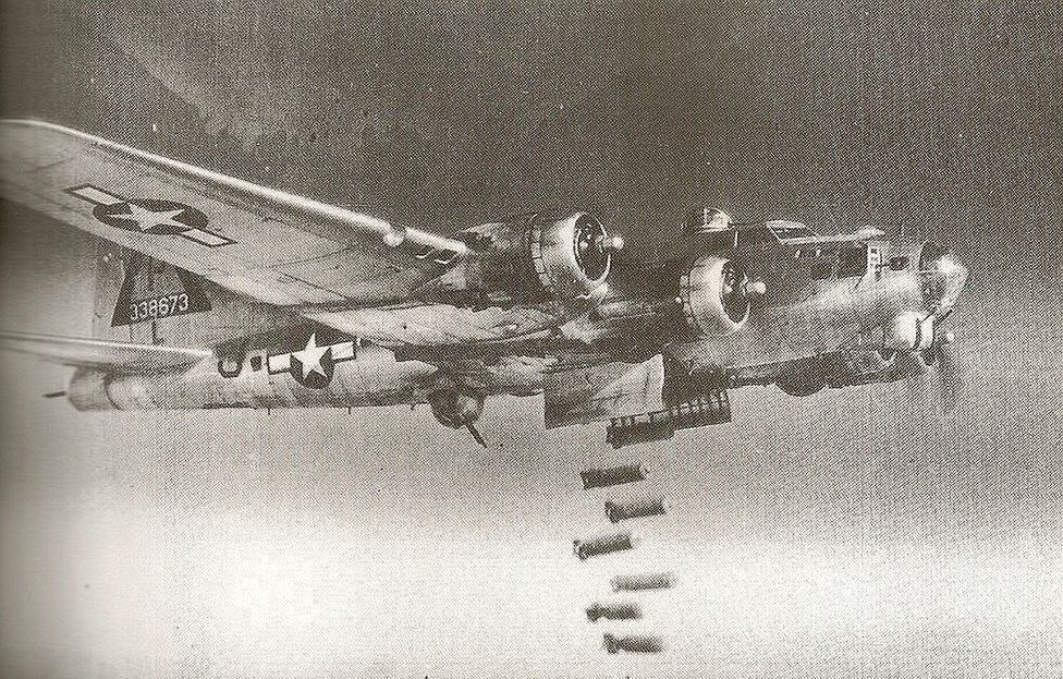 Wrak bombowca B-17 odnaleziony w Belgii. To legendarny samolot nazywany "Latającą Fortecą"