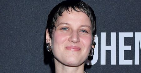 Aleksandra Domańska chce być modna. Wskoczyła w srebrne sandałki