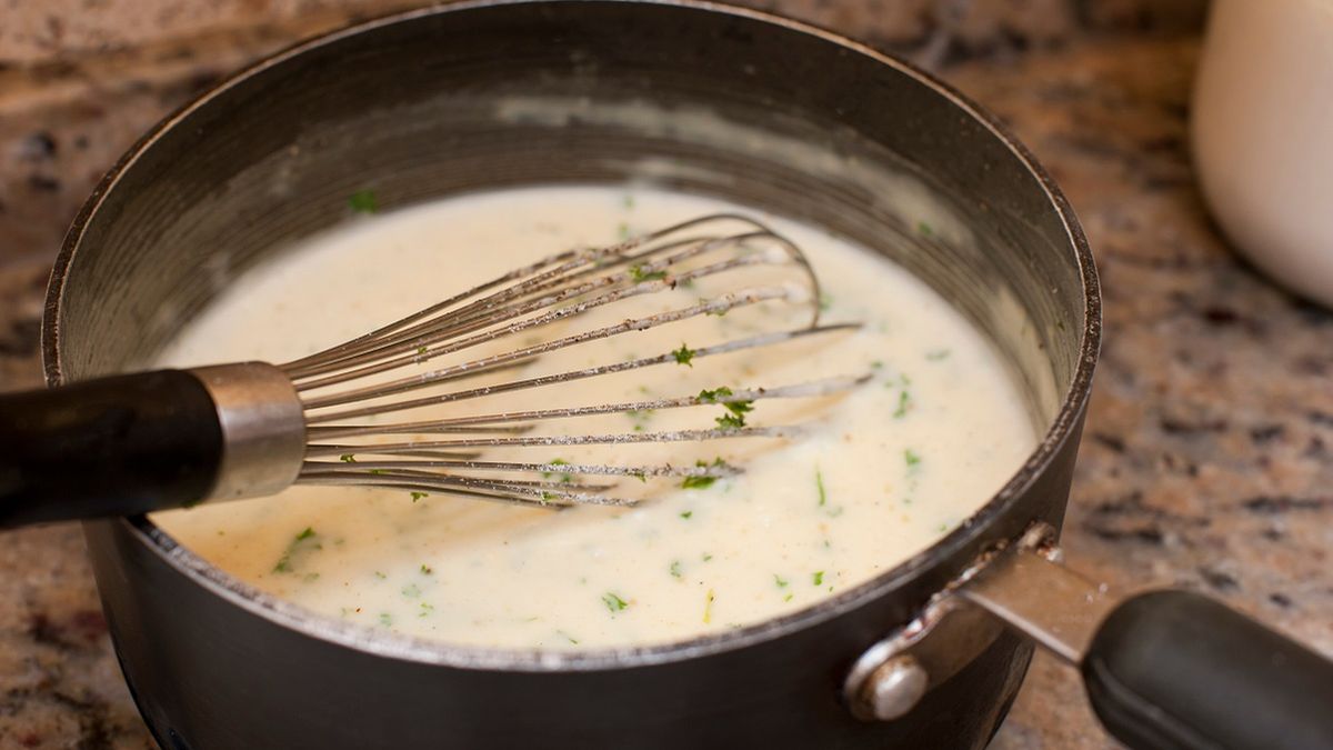 Zapomnij o zasmażce i śmietanie. Tak łatwo zagęścisz każdy sos.