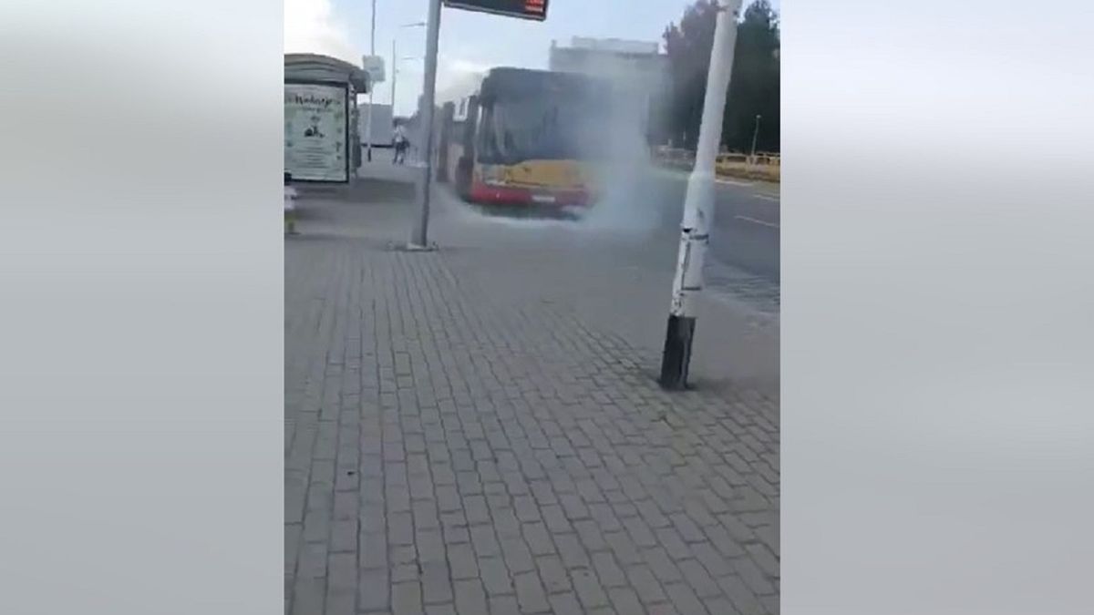 Zapalił się miejski autobus. Tak postąpiła z dzieckiem. 