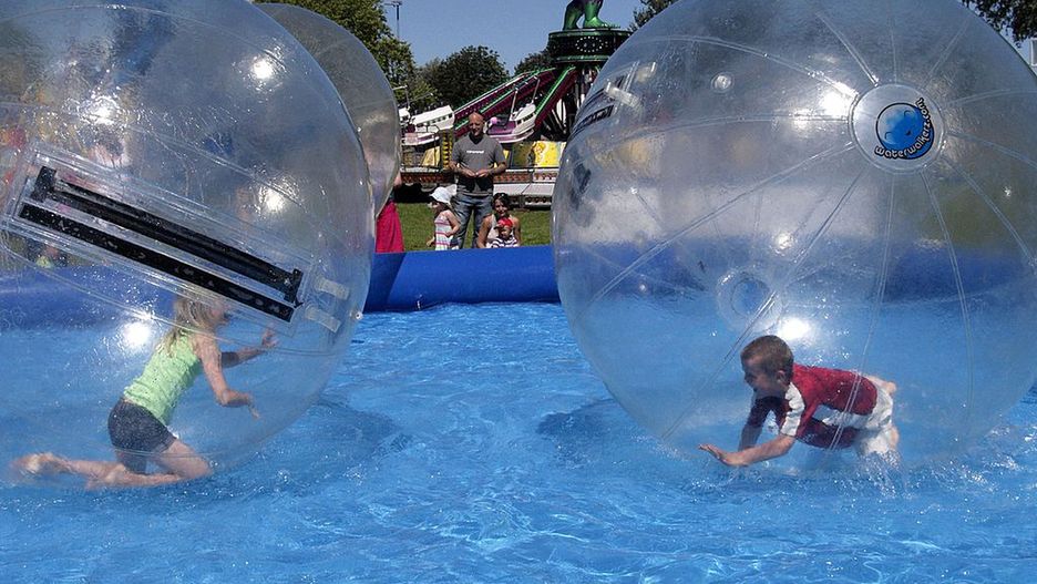 Wiatr porwał kulę z dzieckiem w środku