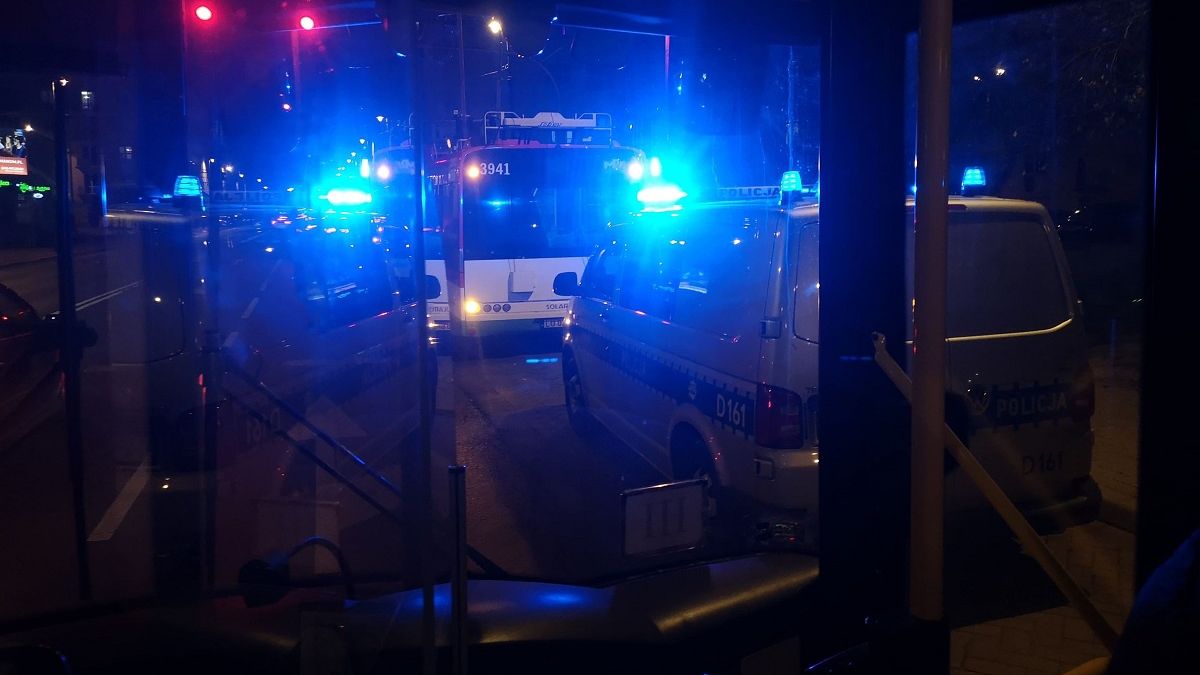 Wybili szybę w drzwiach trolejbusu i uciekli