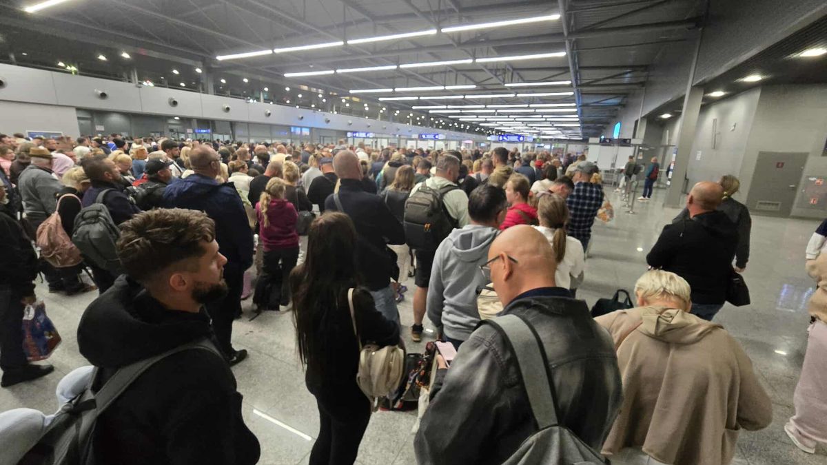 Długie kolejki na lotnisku w Pyrzowicach