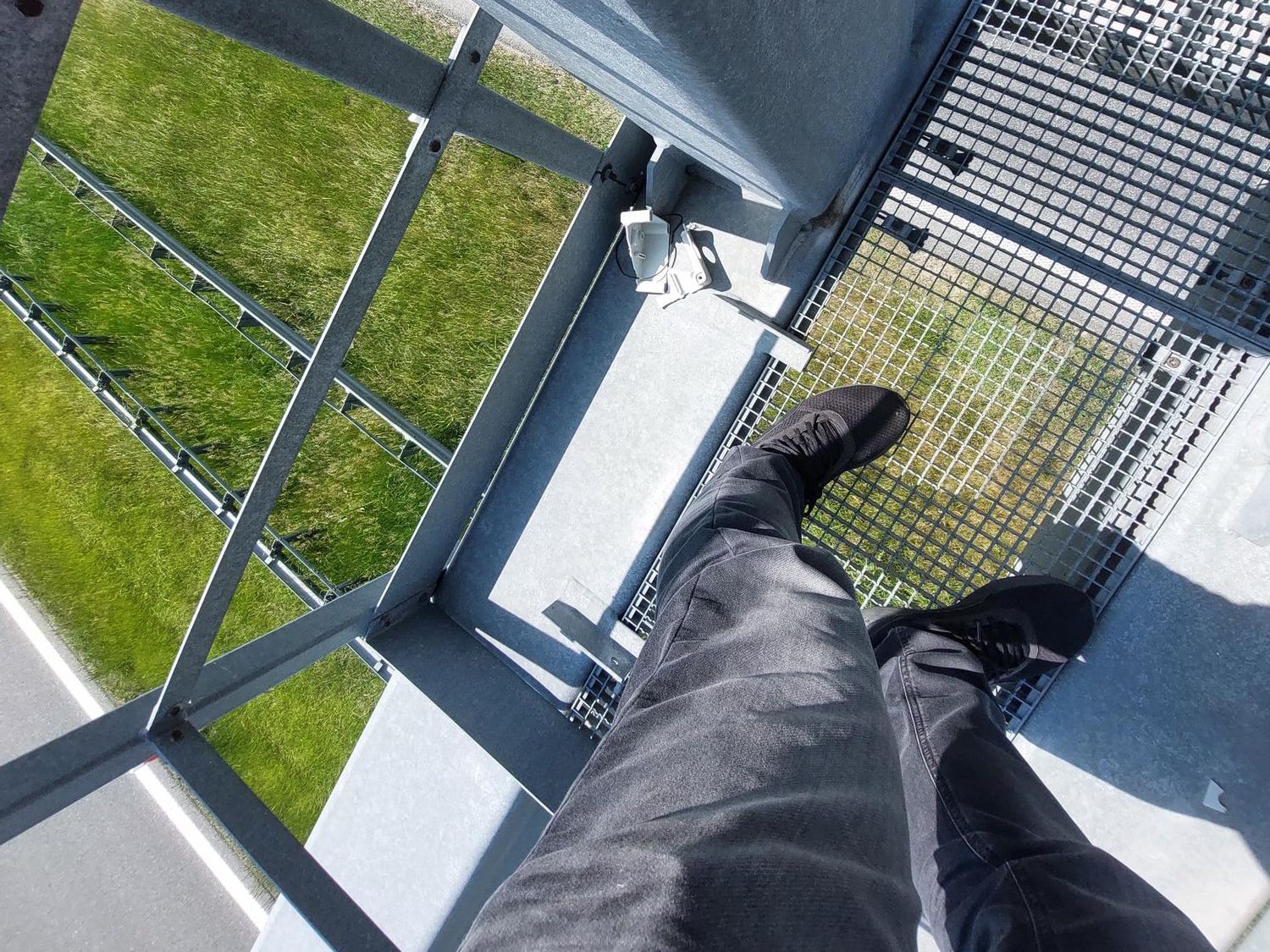 Zniszczenia spowodowane przez złodziei na bramownicy nad jezdnią autostrady A1