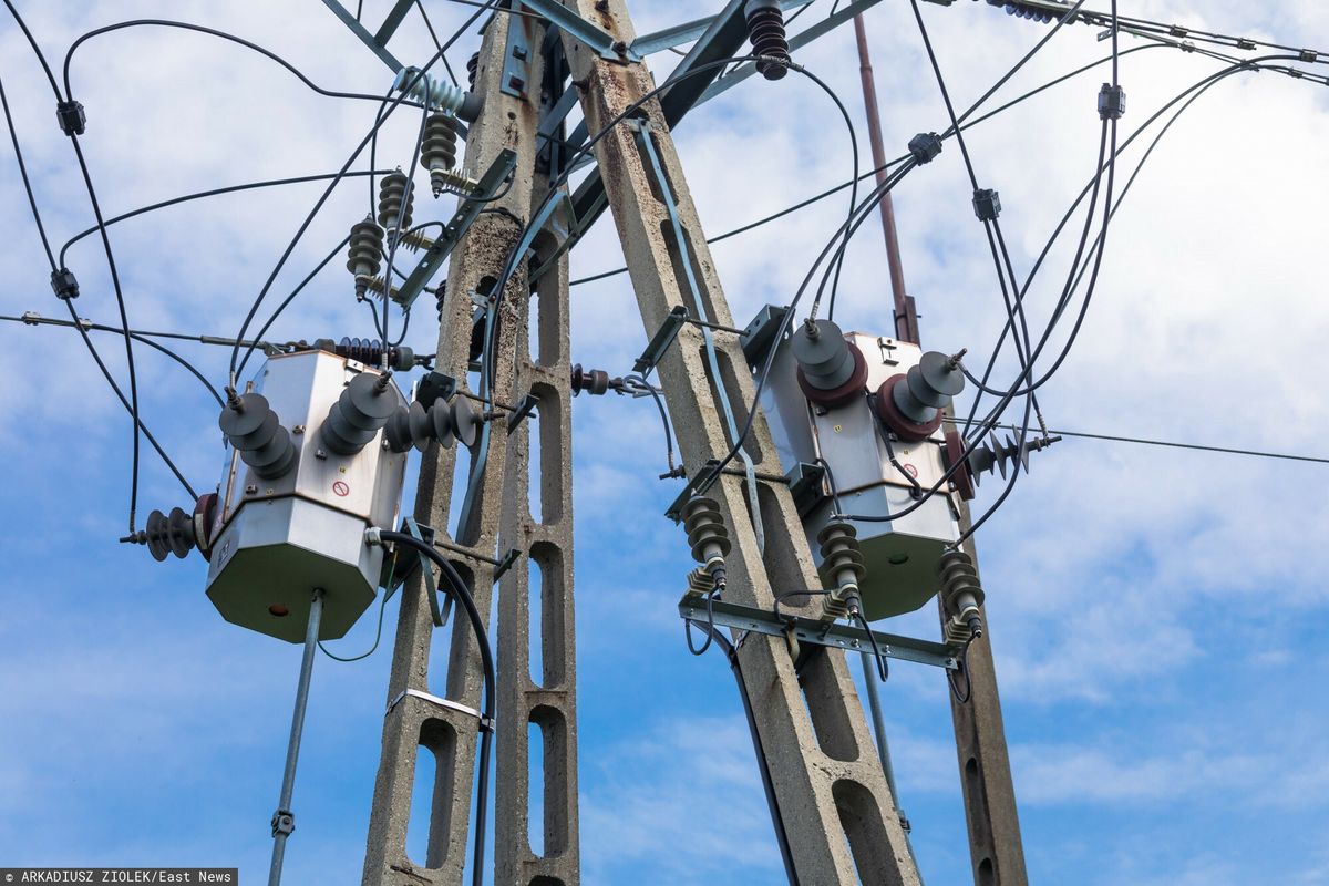 Rybna. Wszedł na słup energetyczny i poraził go prąd. 17-latek w ciężkim stanie