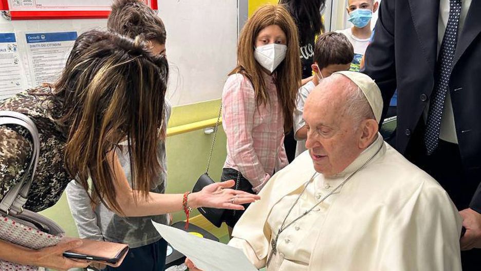 Pope Francis visits departments of Gemelli hospitalepa10692007 A handout picture provided by the Vatican Media shows Pope Francis (C) visiting the Pediatric Oncology and Child Neurosurgery Department on the tenth floor of the Gemelli Polyclinic in Rome, 15 June 2023, where the Pontiff is recovering from his abdominal surgery on 07 June.  EPA/VATICAN MEDIA HANDOUT BEST QUALITY AVAILABLE HANDOUT EDITORIAL USE ONLY/NO SALES Dostawca: PAP/EPA.VATICAN MEDIA HANDOUT