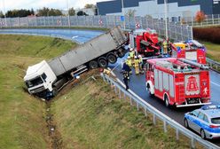 Ciężarówka wjechała do rowu. Trasa S8 zablokowana