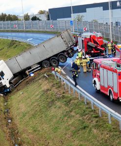 Ciężarówka wjechała do rowu. Trasa S8 zablokowana