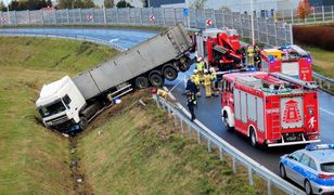 Ciężarówka wjechała do rowu. Trasa S8 zablokowana