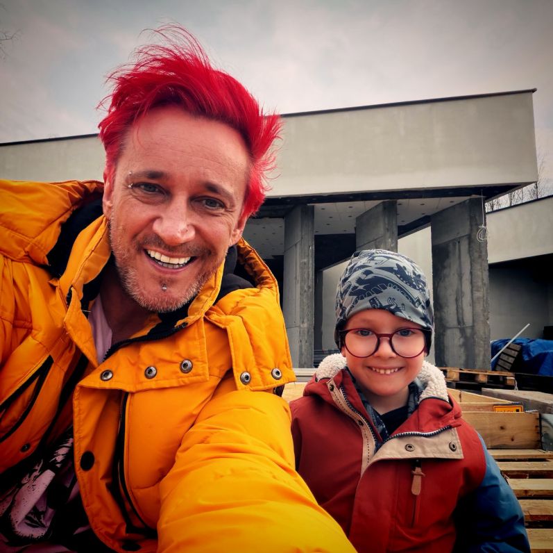 Michał Wiśniewski zawitał na budowę z synem 