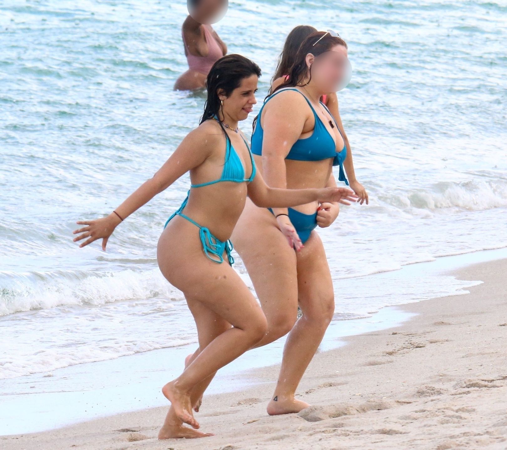 Camilla Cabello dokazuje na plaży w turkusowym bikini