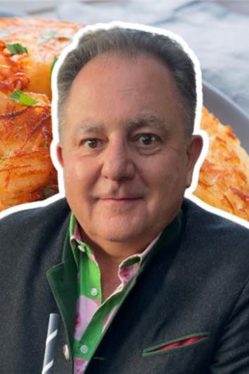 Makłowicz kruszy do masy na placki ziemniaczane. Wychodzą pulchne i lżejsze, ale bardziej sycą