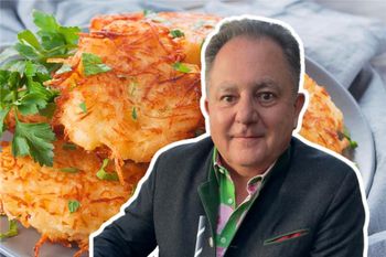 Makłowicz kruszy do masy na placki ziemniaczane. Wychodzą pulchne i lżejsze, ale bardziej sycą