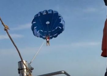 Lina pękła. Turysta wpadł do morza