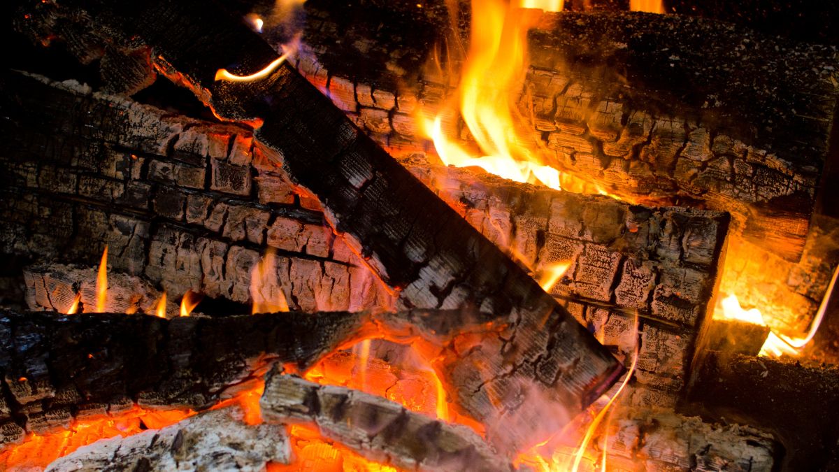 Czy palenie w kominku jest bezpieczne dla środowiska?