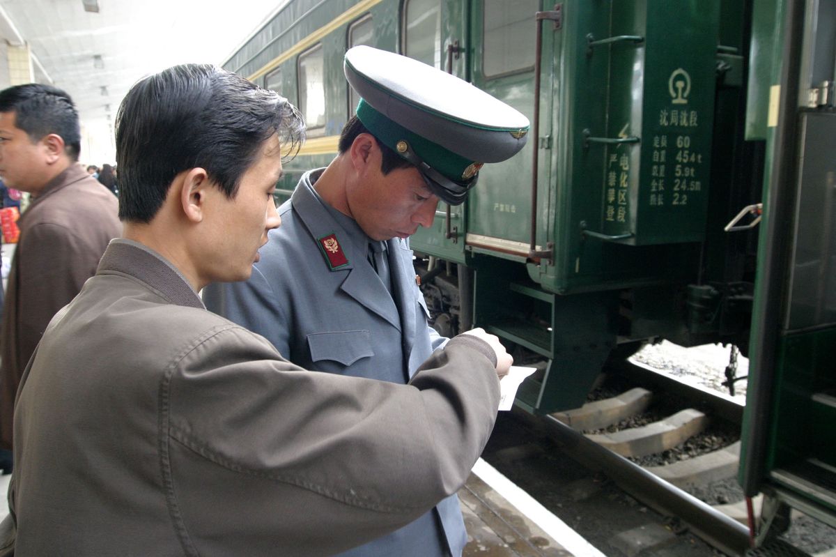 Północnokoreański żołnierz przeprowadza kontrolę. Zdjęcie ilustracyjne