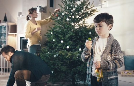 „Daj coś od siebie” w bożonarodzeniowym spocie Tymbarku (wideo)