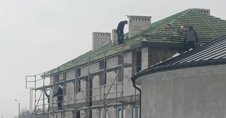 Minął rok. Kościoła nie ma, ale ksiądz po kolędzie znów chodzi