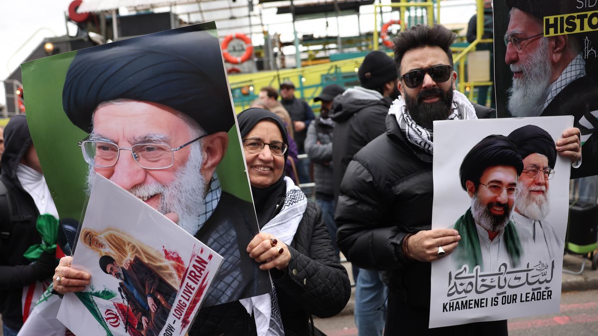 Images of former and current leaders of Iran Ali Khamenei and Mojtaba Khamenei are held as protesters gather to mark Al Quds Day in London, Britain, 15 March 2026. The rally takes place on Al-Quds Day, an annual event initiated by Iran in 1979 and held on the last Friday of Ramadan to call for the 'liberation of Palestine,' amid escalating regional tensions in the Middle East and ongoing military confrontations involving Iran, Israel and the United States. UK Home Secretary Shabana Mahmood allowed the police a month-long ban on the annual march organised by the Islamic Human Rights Commission (IHRC), marking the first time such a restriction on the protest has been imposed since 2012. EPA/NEIL HALL Dostawca: PAP/EPA.