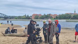 Sceny do "Całopalenia" nad Wisłą w Toruniu. Ratownik zabronił aktorom kąpieli w rzece