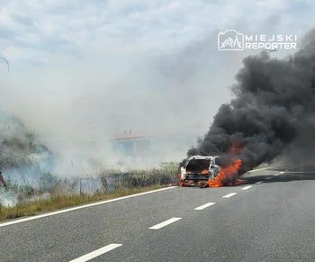 Mazowieckie. Pożar elektrycznego audi. Z pojazdu został tylko szkielet