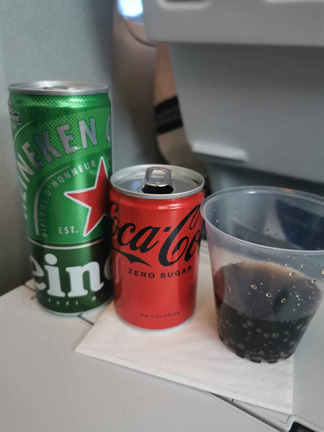 Beverages are also served on airplanes - Delicacies.