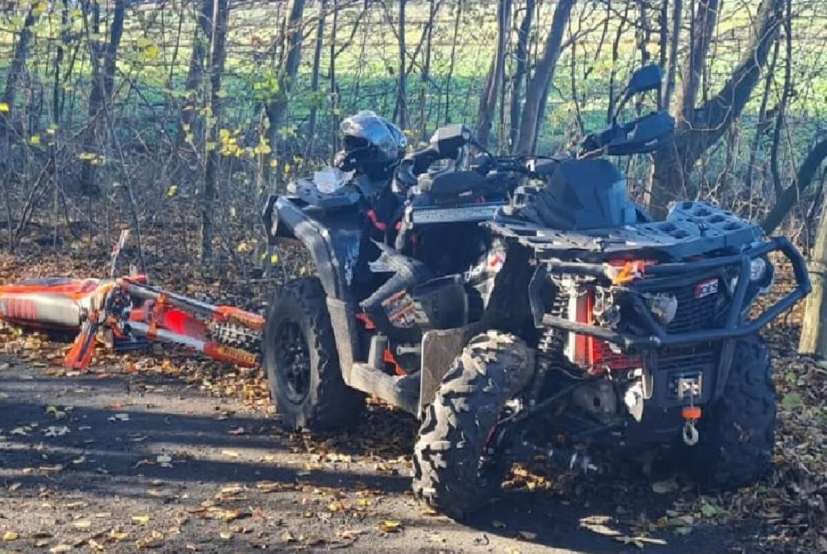 Quad na ścieżce leśnej