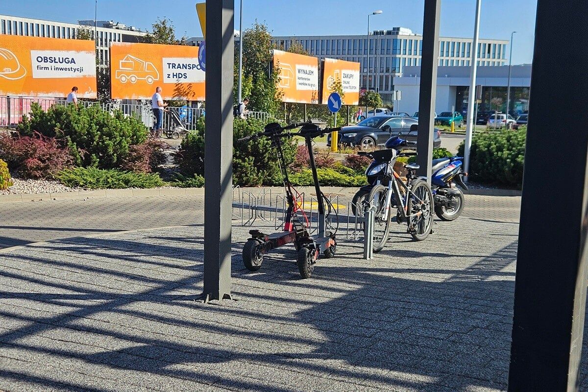 Hulajnogi zaparkowane przed restauracją McDonalds
