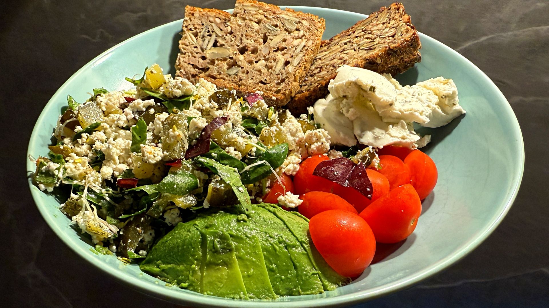 Wpływ diety na ból głowy nie sprowadza się do jednego produktu, lecz do całego sposobu żywienia.