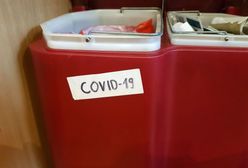 Koronawirus w Polsce. Zawiercie. Napisy COVID-19 na koszach na śmieci przed domami chorych