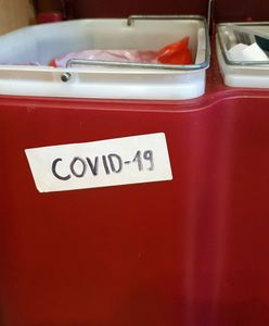 Koronawirus w Polsce. Zawiercie. Napisy COVID-19 na koszach na śmieci przed domami chorych