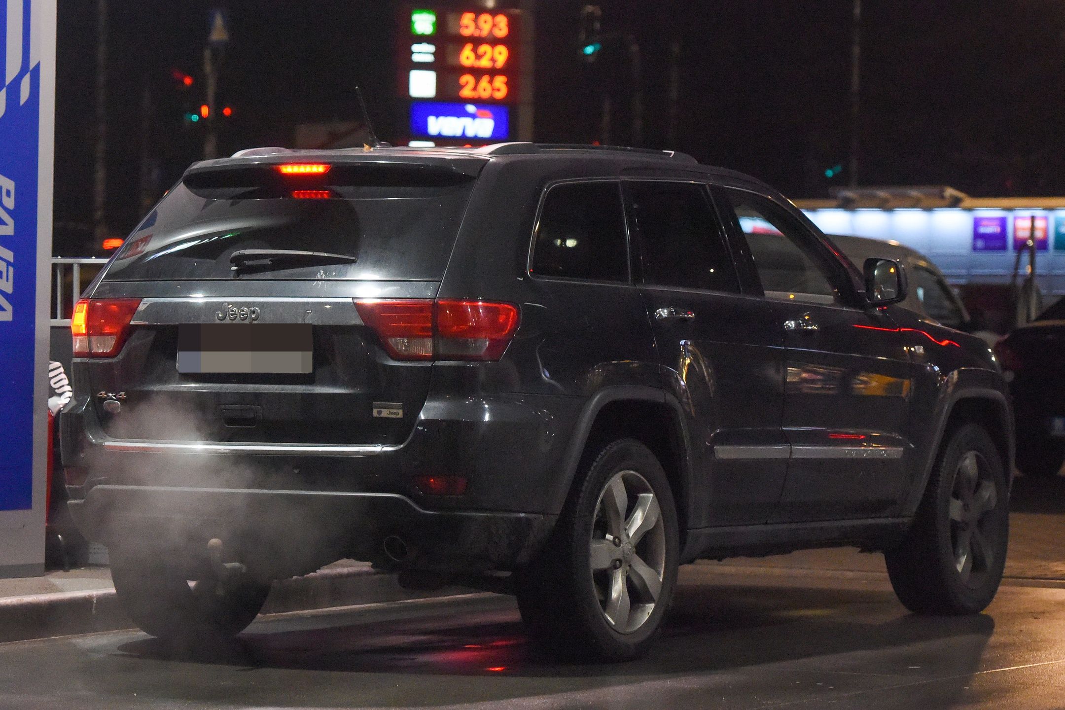 Aleksandra Żebrowska tankuje auto