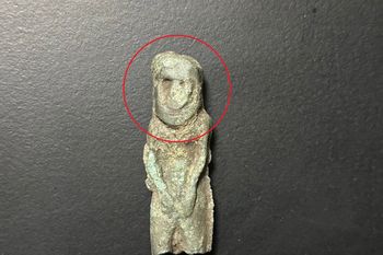 Ma tylko 6 cm, a może mieć 2 tys. lat. Niezwykłe odkrycie pod Pruszczem