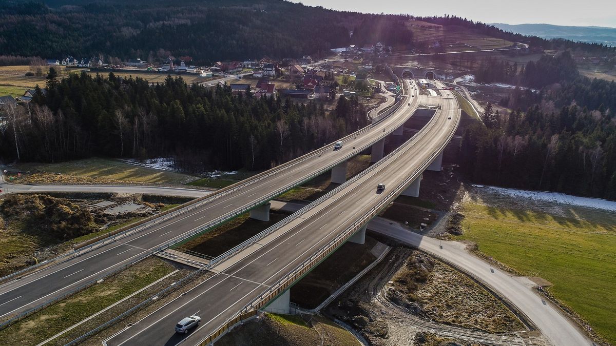Odcinek nowej zakopianki (droga ekspresowa S7), który został w ostatnich miesiącach oddany do użytku