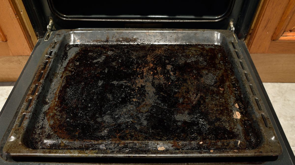 Jak doczyścić blachę z piekarnika?