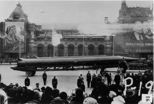 Pocisk R-12 pokazany na paradzie wojskowej w 1965 r.