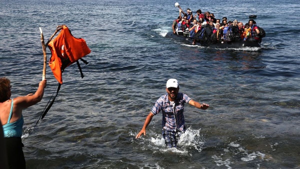 Uchodźcy twierdzą, że Grecy pozostawili ich na środku morza bez żadnego wsparcia
