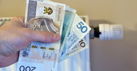 Czekają godzinami na mrozie, żeby zapytać o ceny gazu. "Jak za komuny"