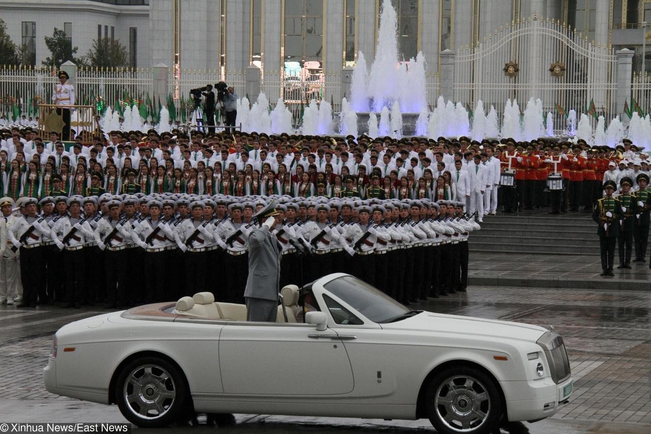 Były minister obrony Turkeminstanu w Rolls-Roycie. Białym Rolls-Roycie.