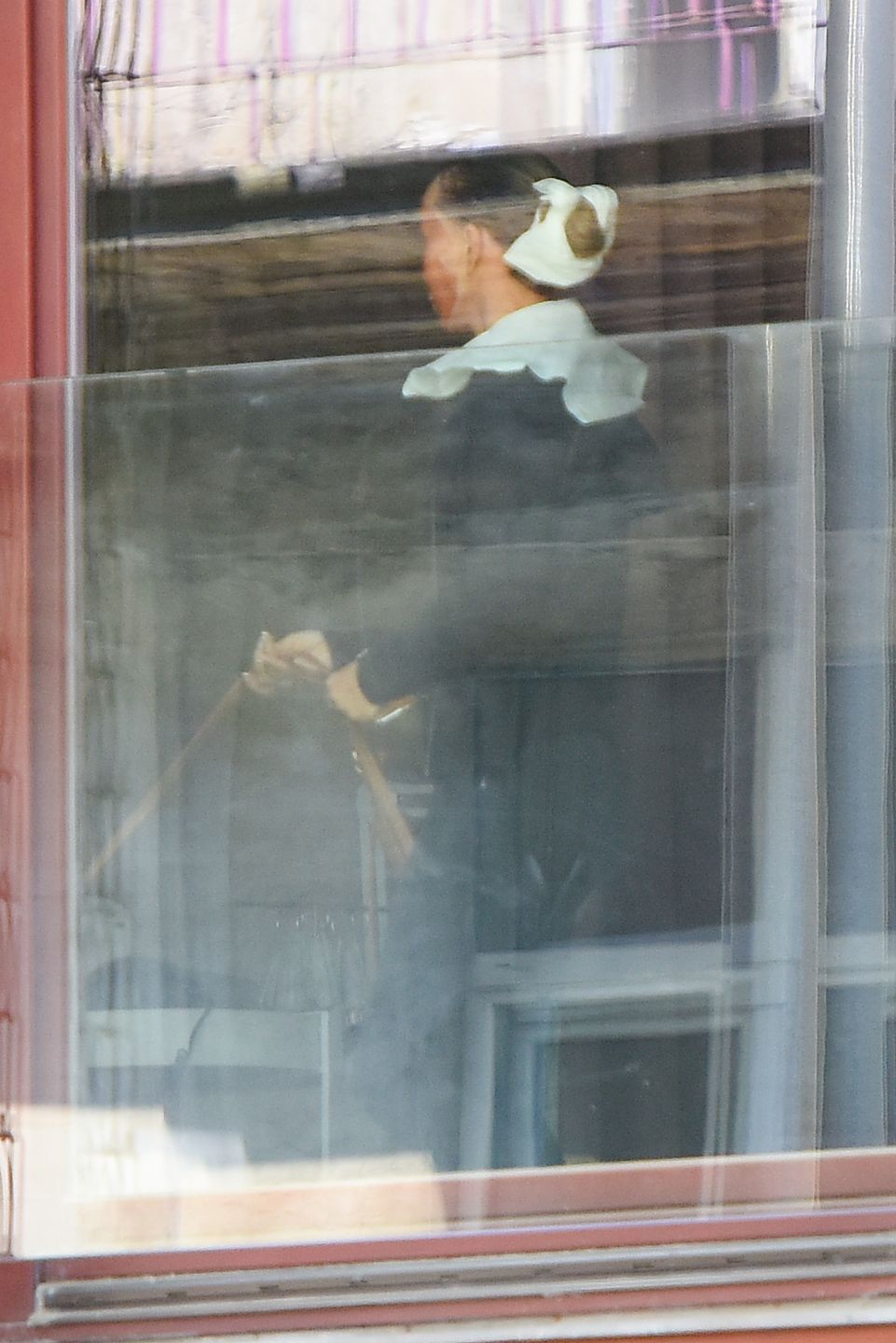 Joanna Przetakiewicz w złotej masce mknie do fryzjera