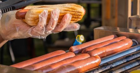 Oto co ląduje w hot dogach. Pracownica stacji benzynowej ujawnia szczegóły
