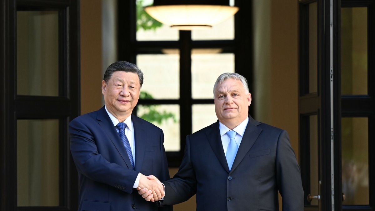 Przywódca Chin  Xi Jinping w podróży po Europie spotkał się  z premierem Węgier Viktorem Orbanem.



