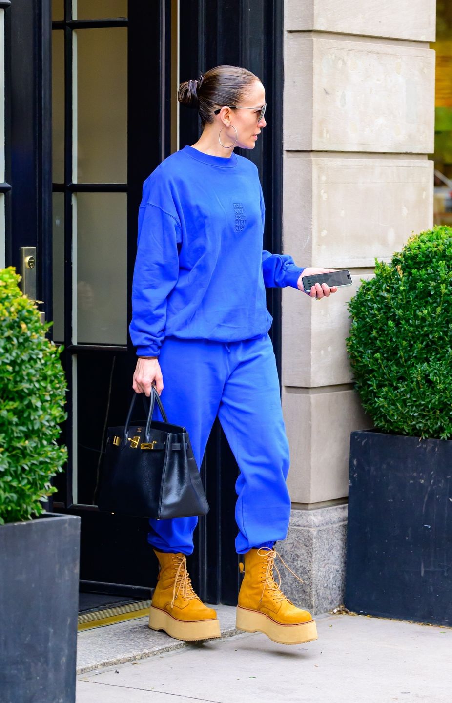 Jennifer Lopez wychodzi z nowojorskiego apartamentu