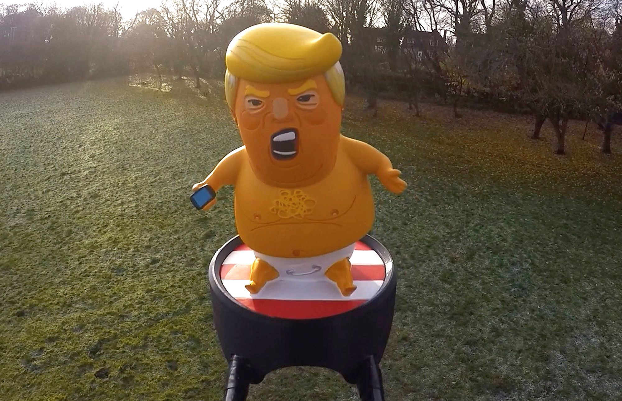 Figurka Trumpa w kosmosie to niezły żart. Zdjęcia wyglądają zabawnie 5