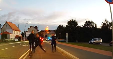 To nie teledysk, to Mielno. "King Bruce Lee Karate Mistrz" i policjanci