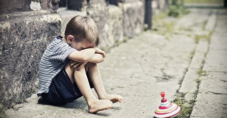 Bosy 3-latek na dworze. Niewiarygodne, co robiła matka