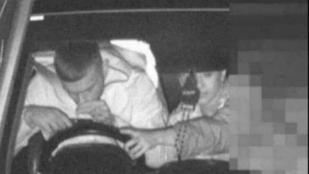 21-latek zostanie ukarany za nietrzymanie rąk na kierownicy i korzystanie z telefonu podczas jazdy.