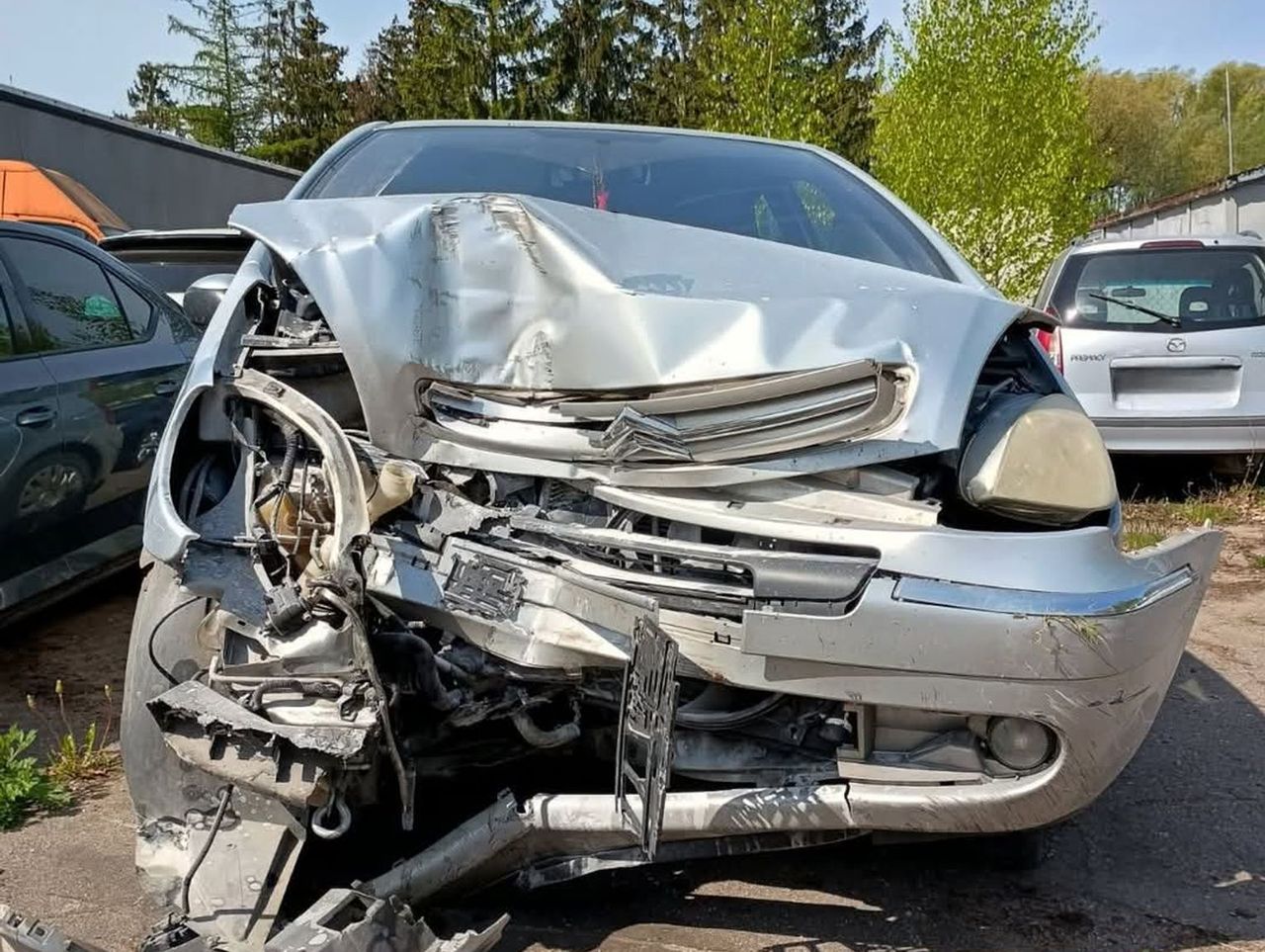 Wjechał w kapliczkę pod Elblągiem. Uciekał przed policją