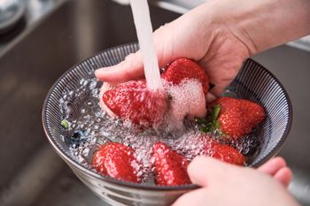 Jak umyć truskawki? Sama woda nie wystarczy